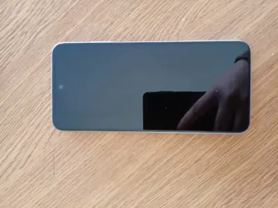 Celular Redmi blanco con cámara - miniatura 2