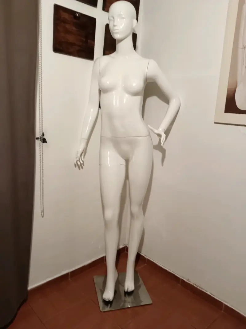 Maniquí de exhibición blanco - 2