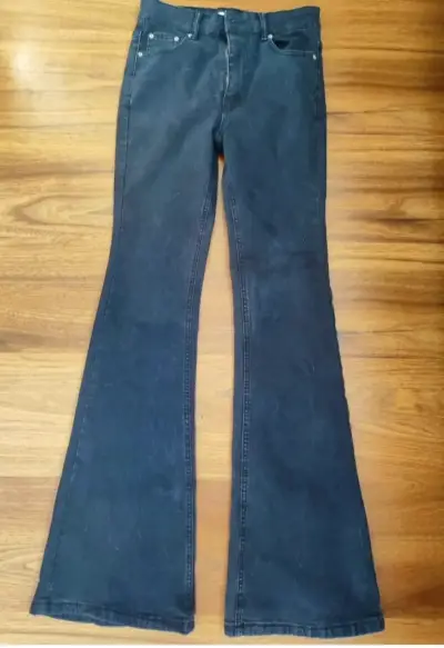 Jeans acampanados negros - miniatura 1