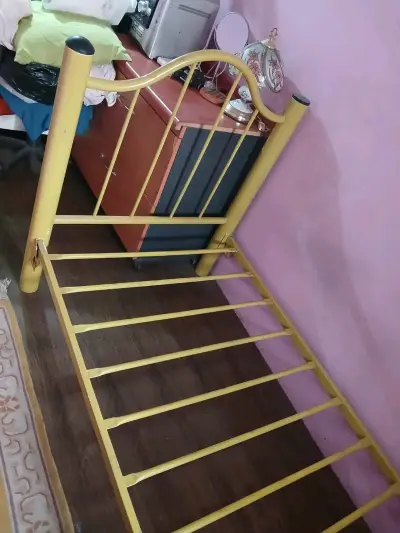 Estructura de cama metálica amarilla - miniatura 1