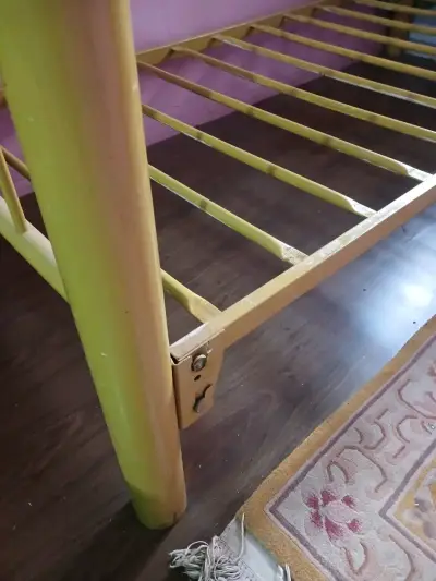 Estructura de cama metálica amarilla - miniatura 2