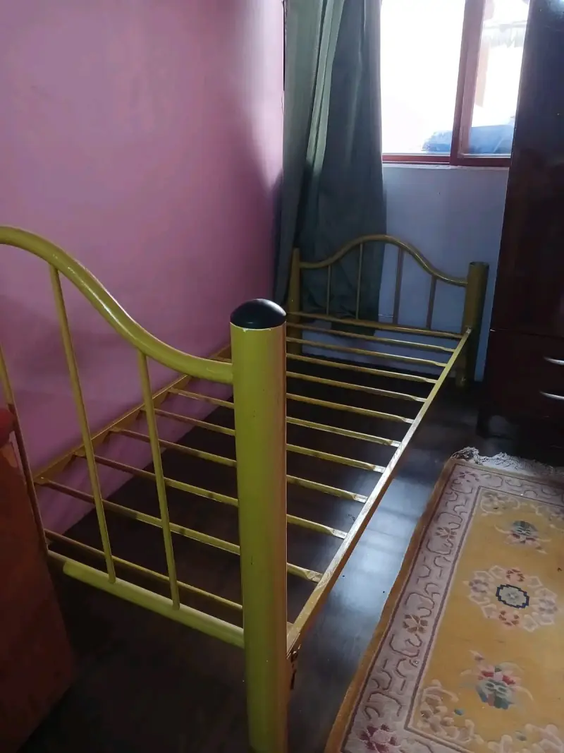 Estructura de cama metálica amarilla - 3