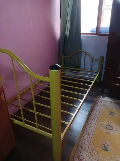 Estructura de cama metálica amarilla - miniatura 3