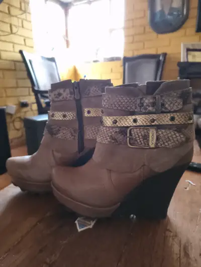 Botines de cuña camel con hebillas - miniatura 1