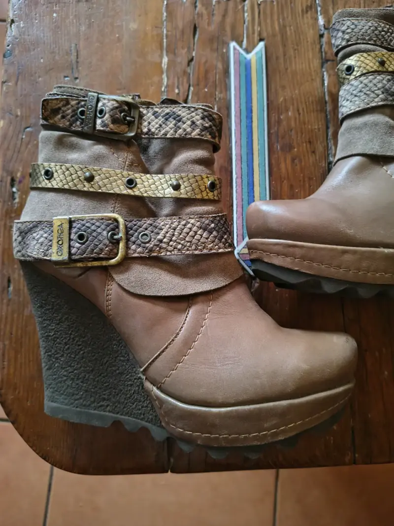 Botines de cuña camel con hebillas - 2