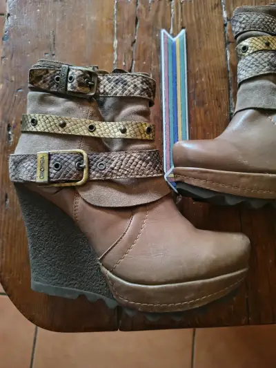 Botines de cuña camel con hebillas - miniatura 2