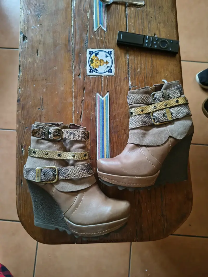 Botines de cuña camel con hebillas - 3