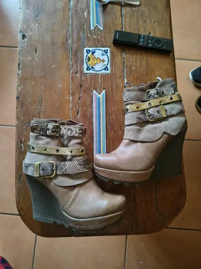Botines de cuña camel con hebillas - miniatura 3