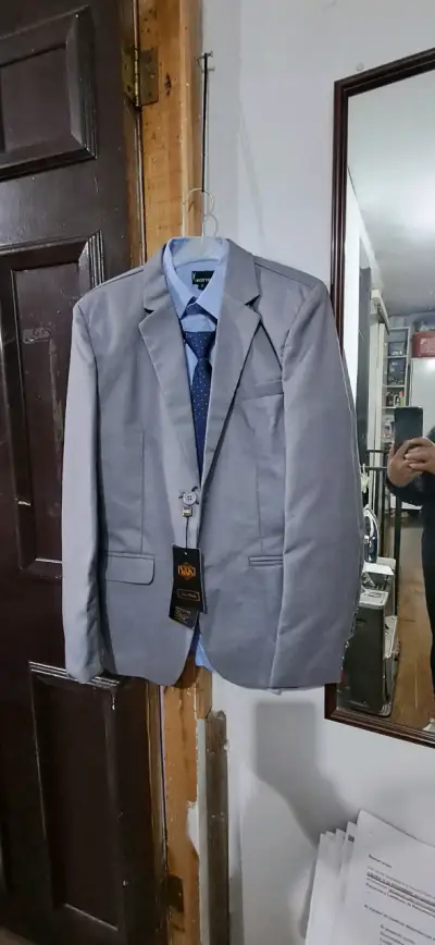 Traje formal gris con corbata - miniatura 1
