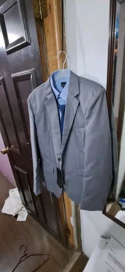 Traje formal gris con corbata - miniatura 3