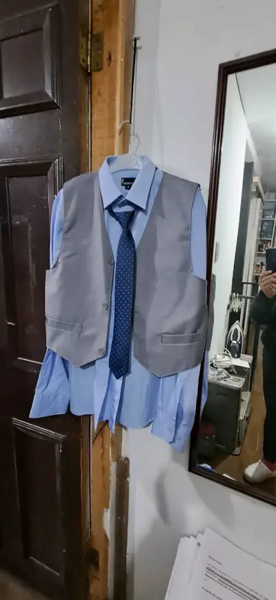 Traje formal gris con corbata - miniatura 4