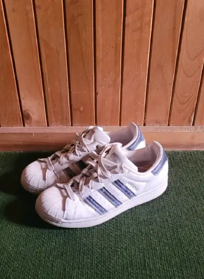 Zapatillas blancas con franjas azules - miniatura 1