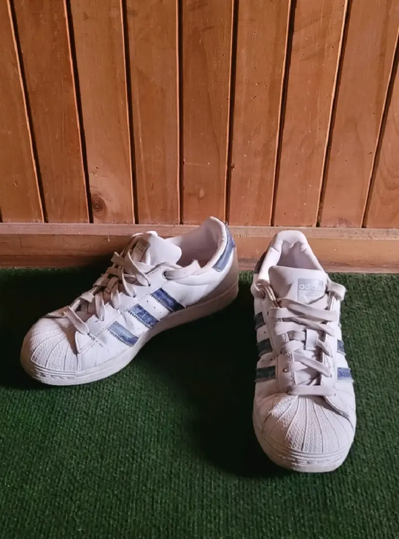 Zapatillas blancas con franjas azules - 2