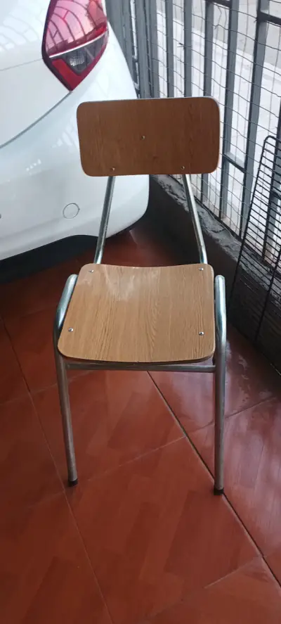Silla metálica con asiento de madera - miniatura 1