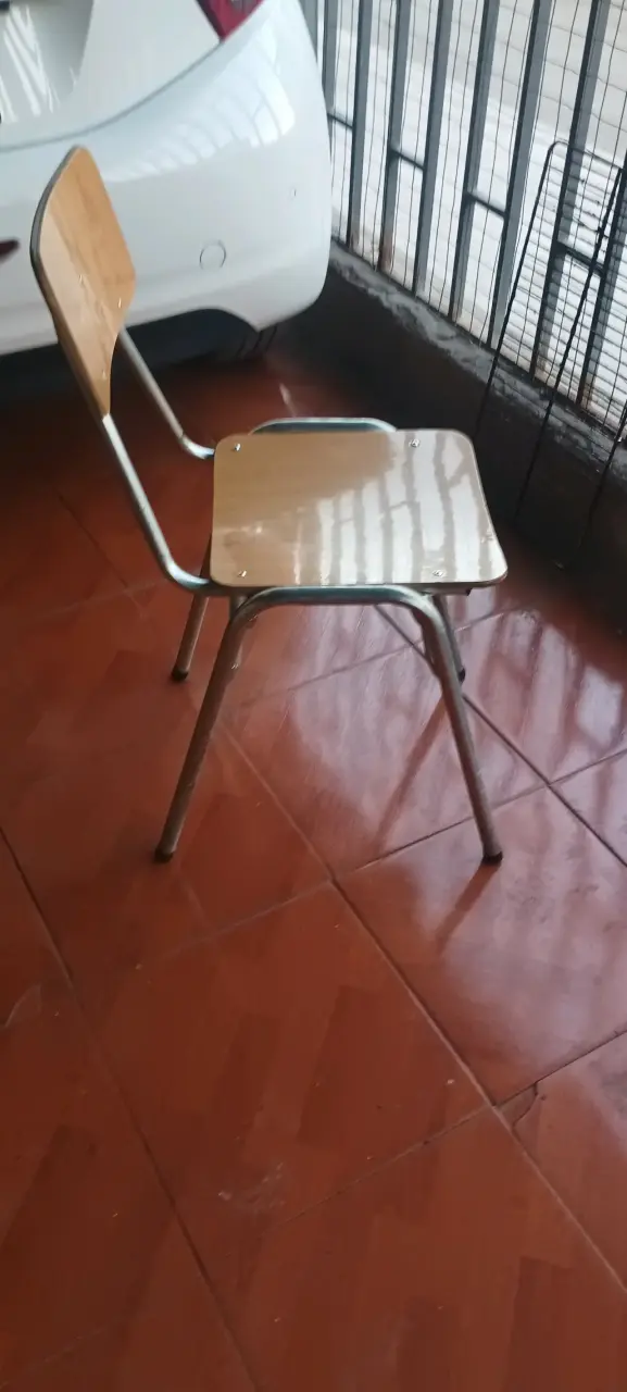 Silla metálica con asiento de madera - 2