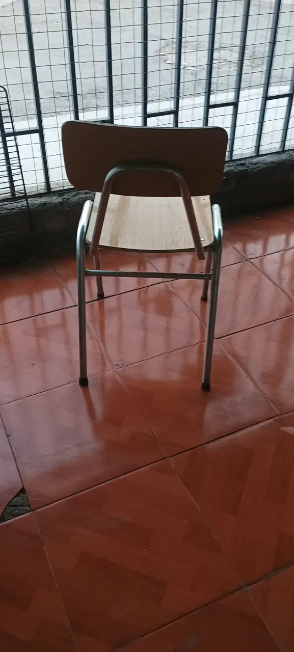 Silla metálica con asiento de madera - 4