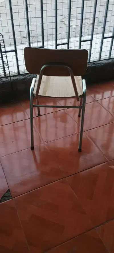 Silla metálica con asiento de madera - miniatura 4