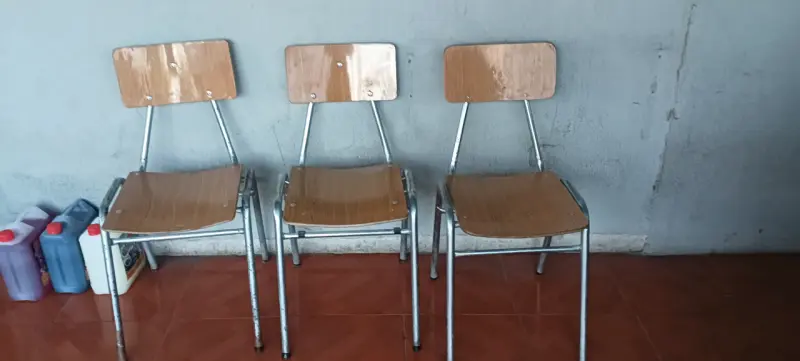 Silla metálica con asiento de madera - 5