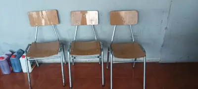 Silla metálica con asiento de madera - miniatura 5