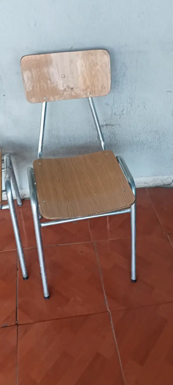 Silla metálica con asiento de madera - 6