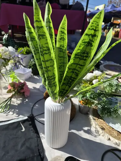 Planta artificial en macetero blanco - miniatura 1