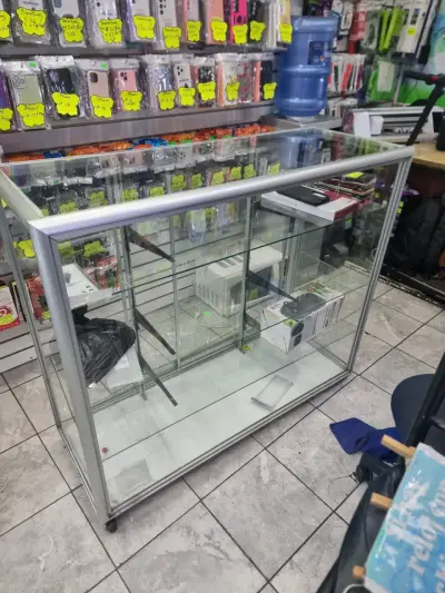 Vitrina de tienda en vidrio - miniatura 1