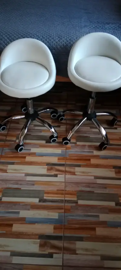2 Sillas de oficina blancas con ruedas - miniatura 1