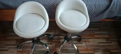 2 Sillas de oficina blancas con ruedas - miniatura 2