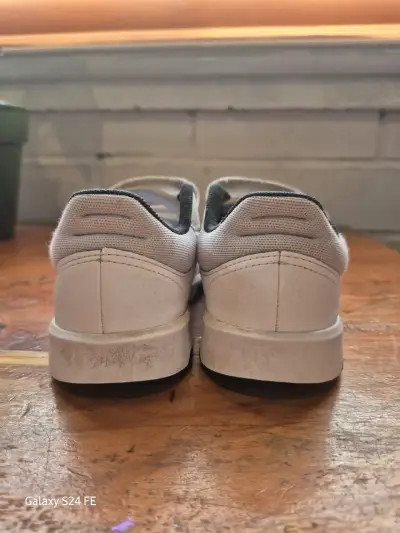 Zapatillas blancas casuales - miniatura 1