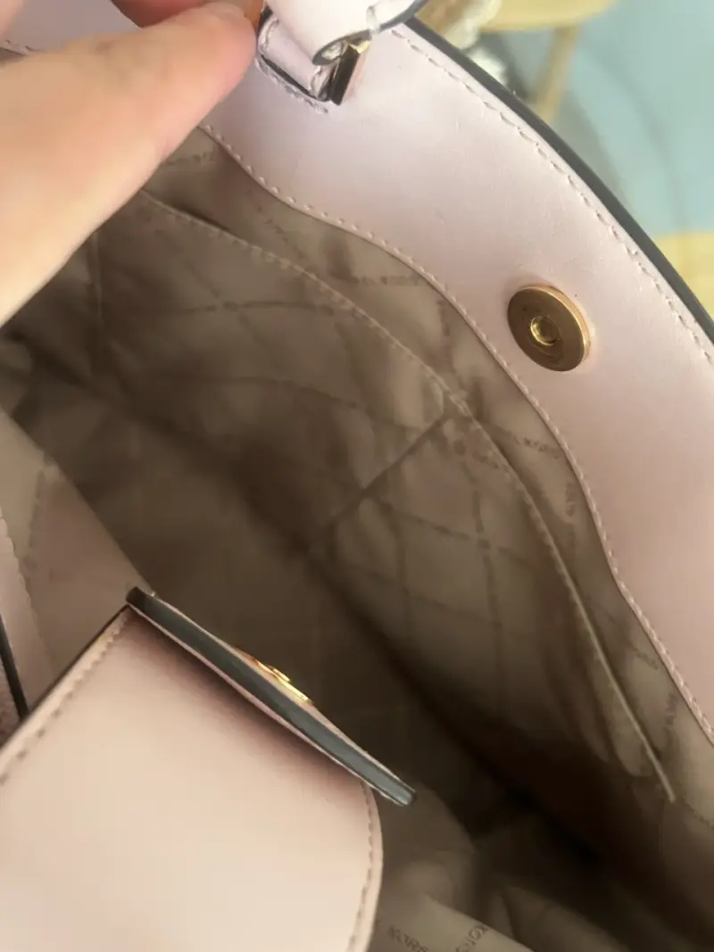 Cartera MK rosa, blanco y gris. - 2
