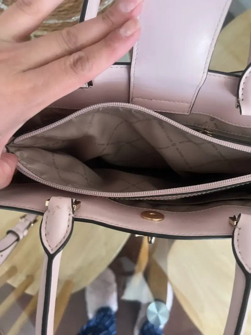 Cartera MK rosa, blanco y gris. - 3