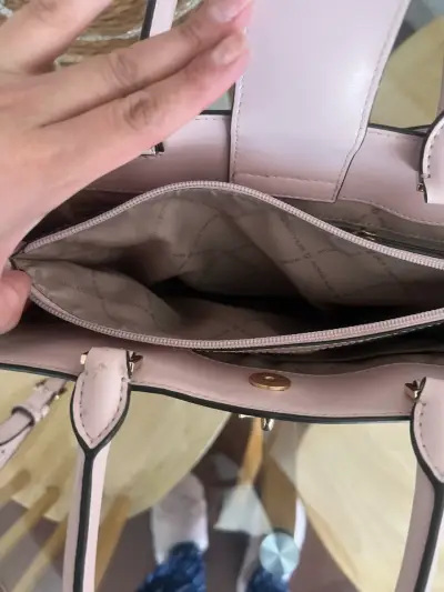 Cartera MK rosa, blanco y gris. - miniatura 3