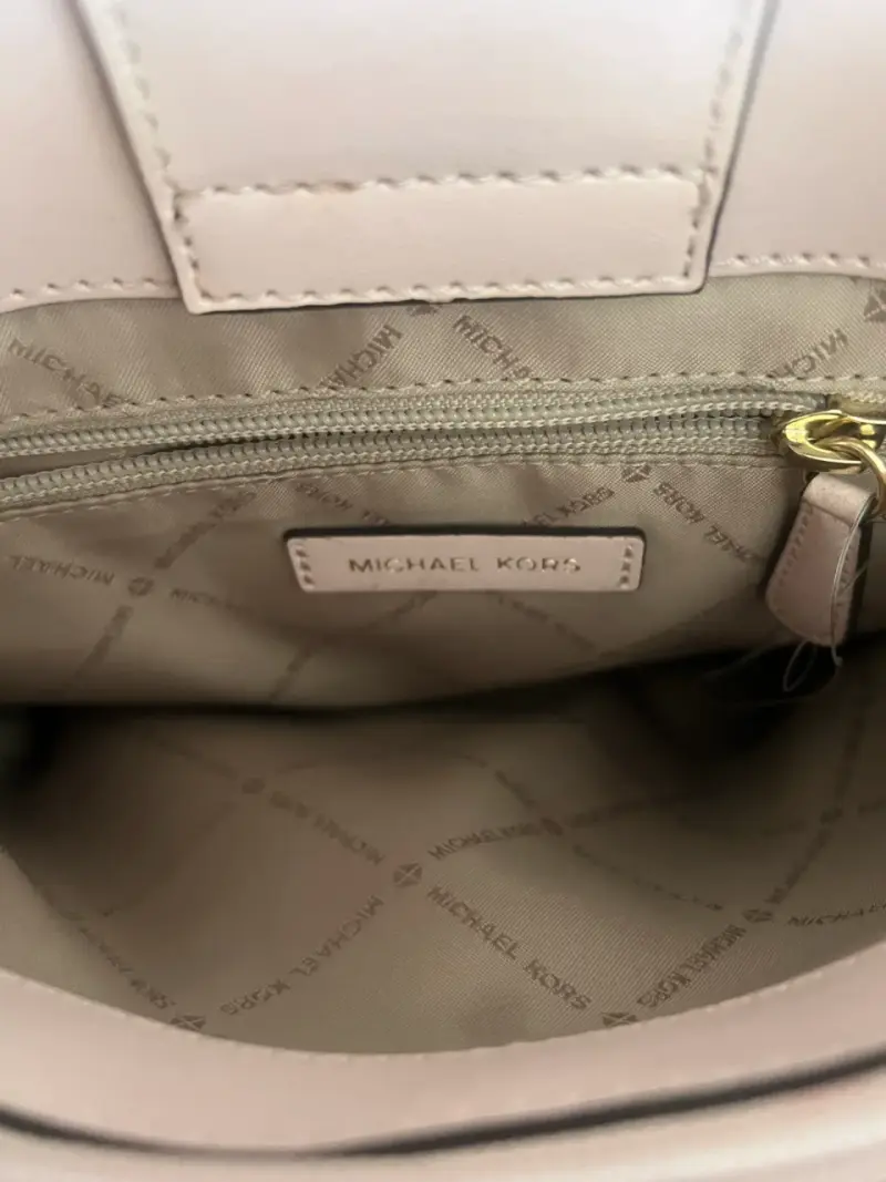 Cartera MK rosa, blanco y gris. - 4