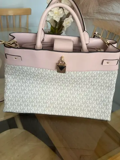 Cartera MK rosa, blanco y gris. - miniatura 5