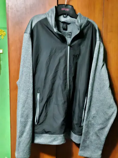 Chaqueta gris y negra - miniatura 1