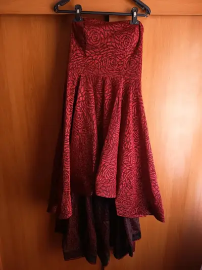 Vestido rojo con estampado floral - miniatura 1