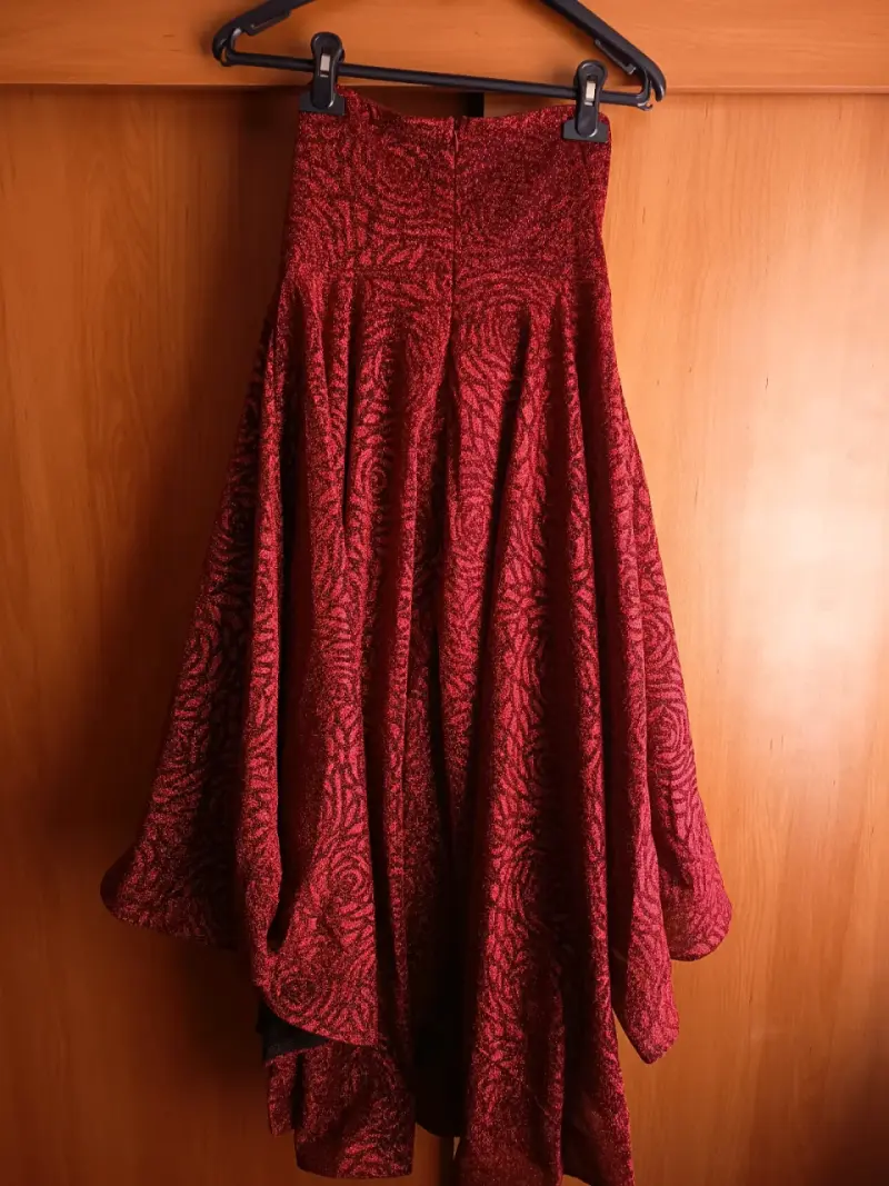 Vestido rojo con estampado floral - 2