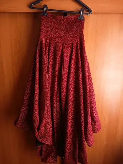 Vestido rojo con estampado floral - miniatura 2