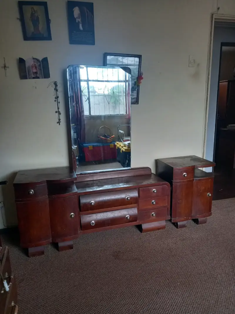 Espejo con tocador de madera - 2