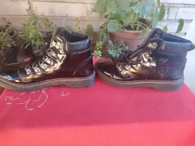 Botas de cuero negras brillantes - miniatura 1