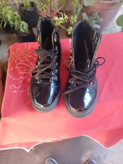 Botas de cuero negras brillantes - miniatura 2