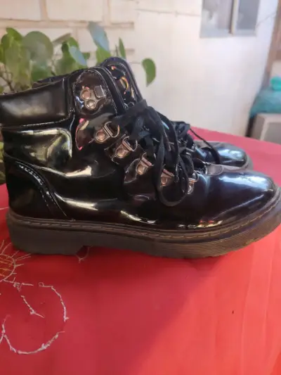 Botas de cuero negras brillantes - miniatura 3