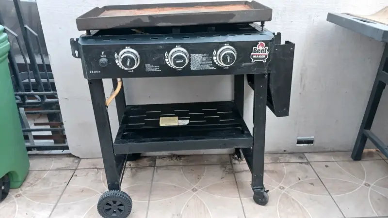 Parrilla a gas de tres quemadores - 1