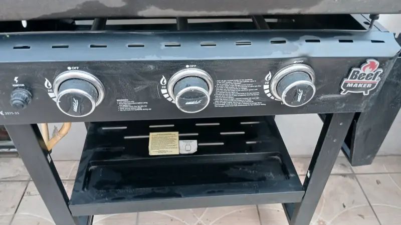 Parrilla a gas de tres quemadores - 2