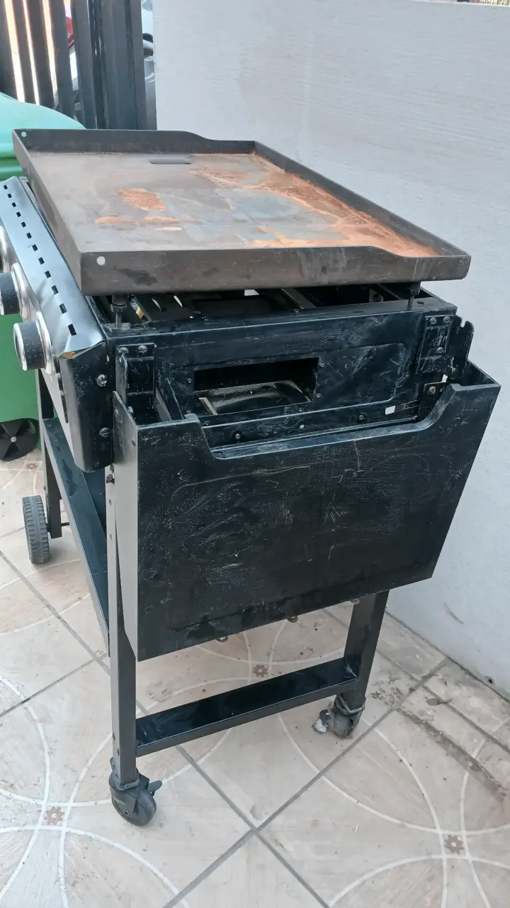 Parrilla a gas de tres quemadores - 3