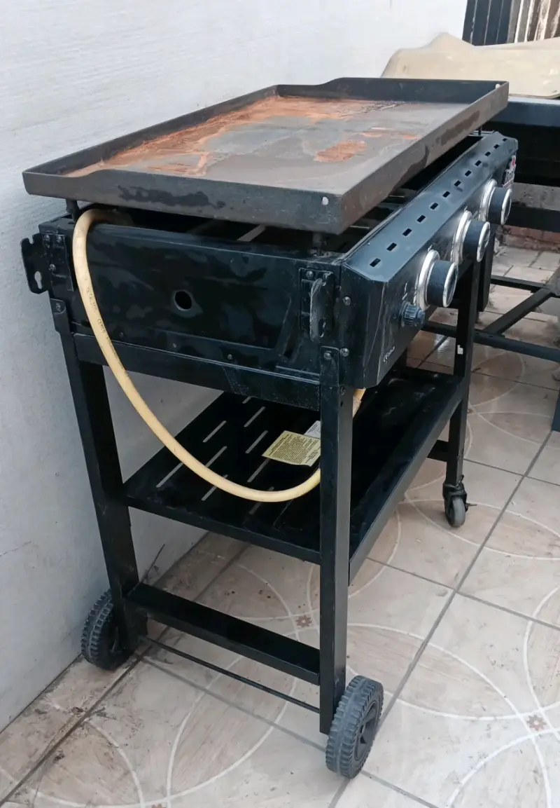 Parrilla a gas de tres quemadores - 4