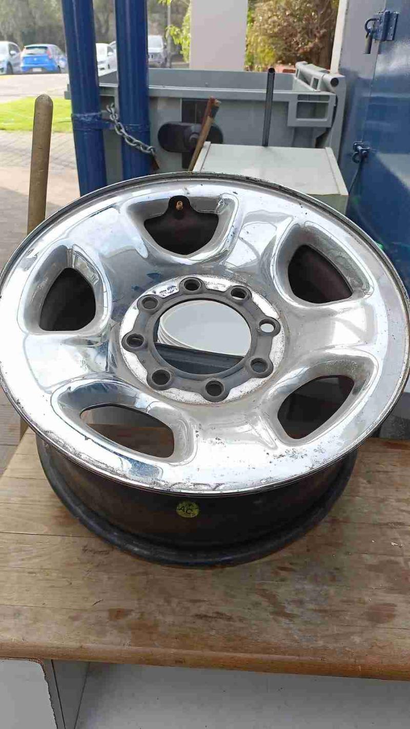 Llanta Dodge Ram 2500 de 8 pernos - 3