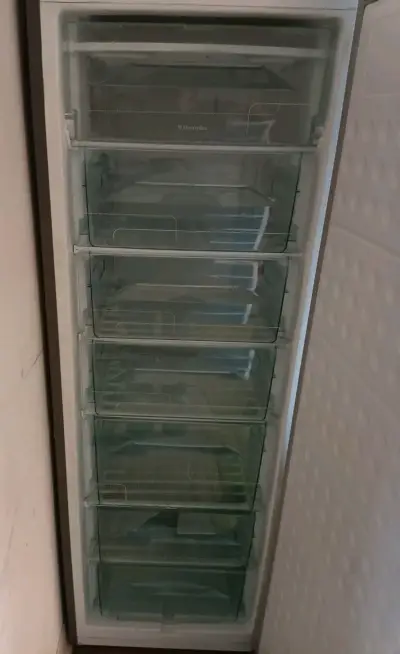 Freezer Electrolux vertical - miniatura 2