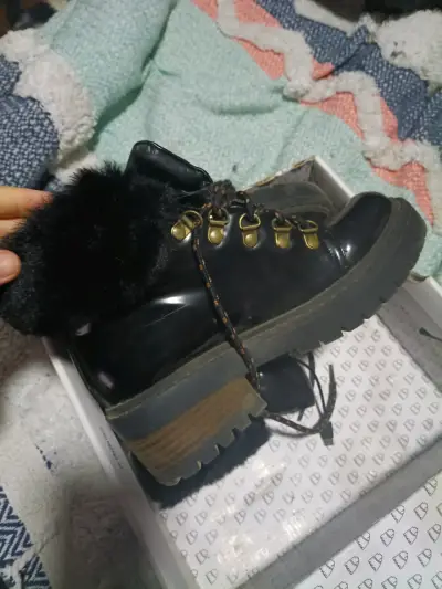 Botines negros con peluche - miniatura 1