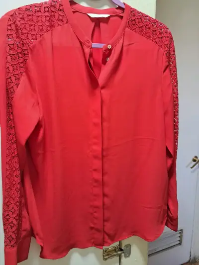 Blusa roja con mangas bordadas - miniatura 2